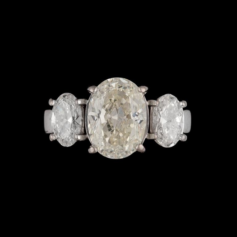 RING, oval briljantslipad diamant, 3,52 ct med två ovala briljantslipade diamanter tot. ca 1.60 ct.