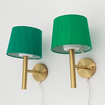 A pair of brass wall lights, Luxus.