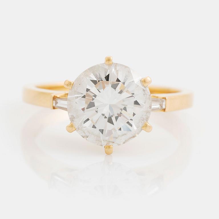 An 18K gold ring set with a round brilliant-cut diamond weight 3.30 cts quality E vs2.