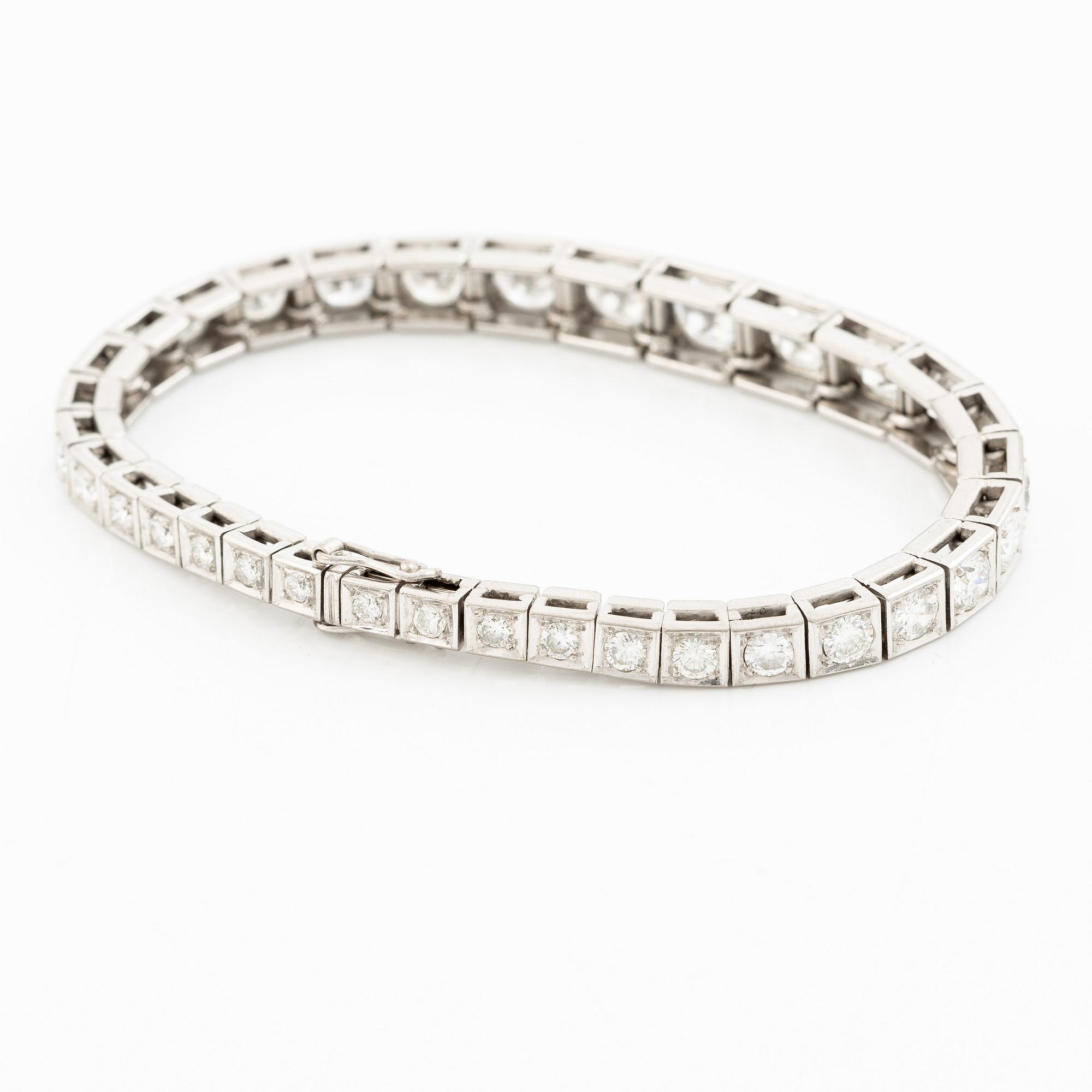 Tennisarmband 18K vitguld med runda briljantslipade diamanter.
