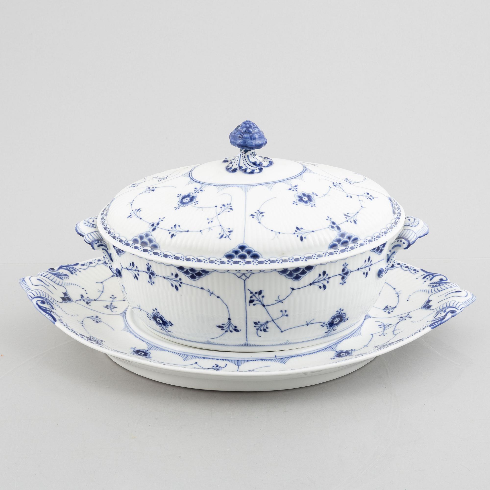 A 'Blue Fluted Half Lace' /'Musselmalet' tureen with cover and stand, Royal Copenhagen, model 702, 600, 1898-1923.
