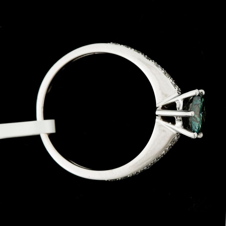 RING, 18k vitguld med grön briljantslipad diamant ca1,06ct samt briljantslipade diamanter tot ca0,30ct. Vikt ca4g.
