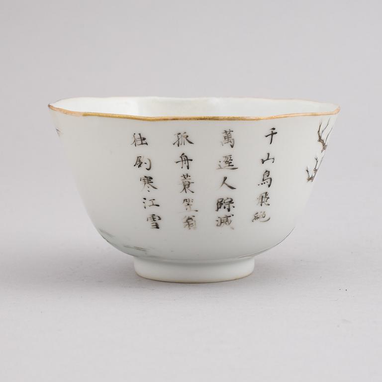 A Chinese porcelain bowl, Tongzhi (1862-1874).