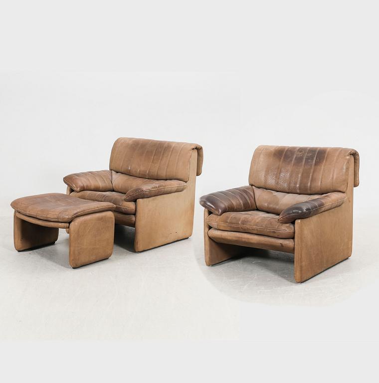 A set of two leather armchairs and a stool by De Sede, Schweiz second half of the 20th century.