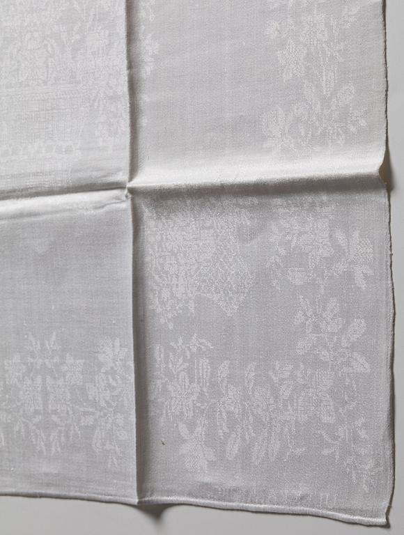 A TABLE CLOTH AND NAPKINS, 24 pieces, linen damask, the table cloth is dated 1827, ca 560-567 x 207,5 cm, Sweden 1827.
