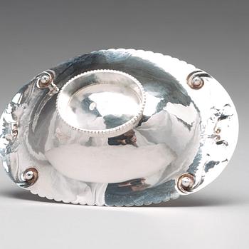 Georg Jensen, a bowl with cover on stand, Copenhagen 1919, design nr 81, 830/1000 silver.