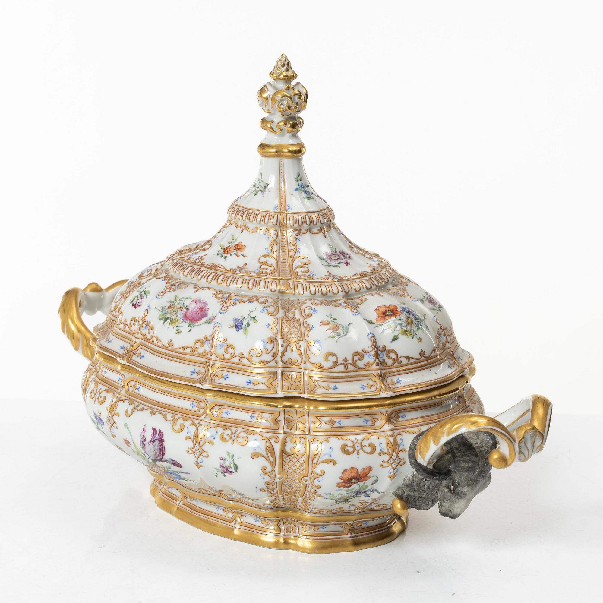 Bing & Grøndahl, a 'Rosenborg' tureen with lid, Denmark.