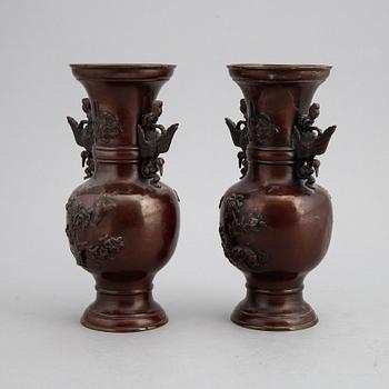 Vaser, ett par, koppparlegering. Japan, Meiji (1868-1912).
