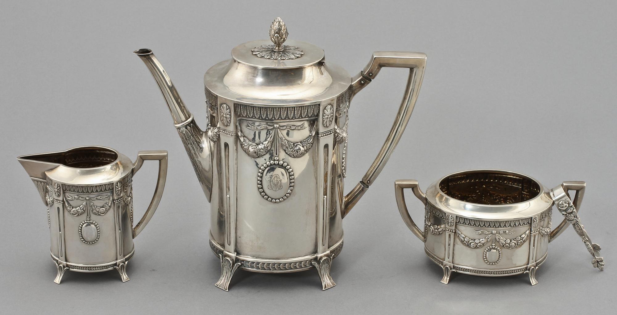 KAFFESERVIS 3 delar, silver, gustaviansk stil, Carl Gustaf Hallberg, Stockholm, 1910. V 1 180 g.