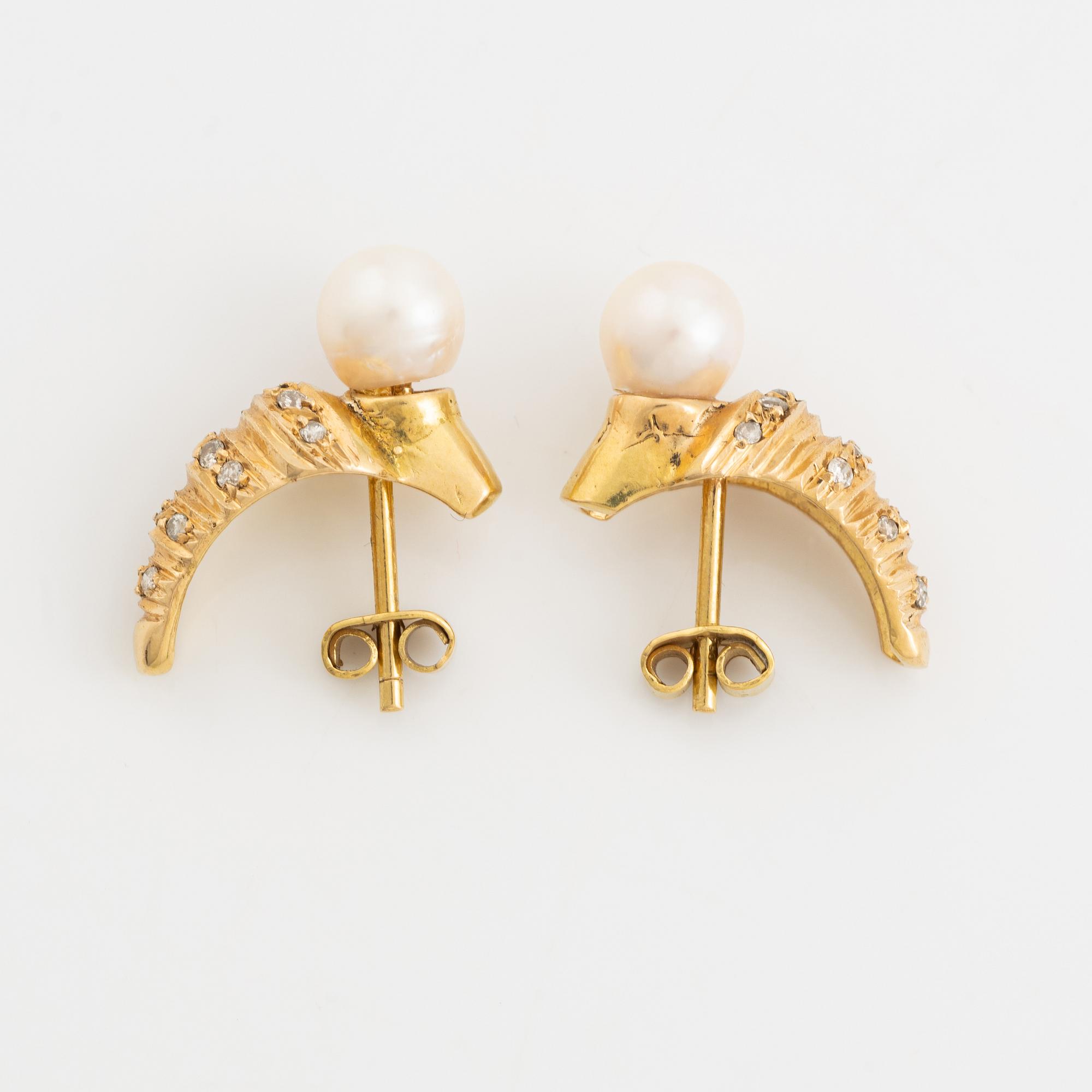 Ett par örhängen 18K guld med pärlor och runda briljantslipade diamanter.