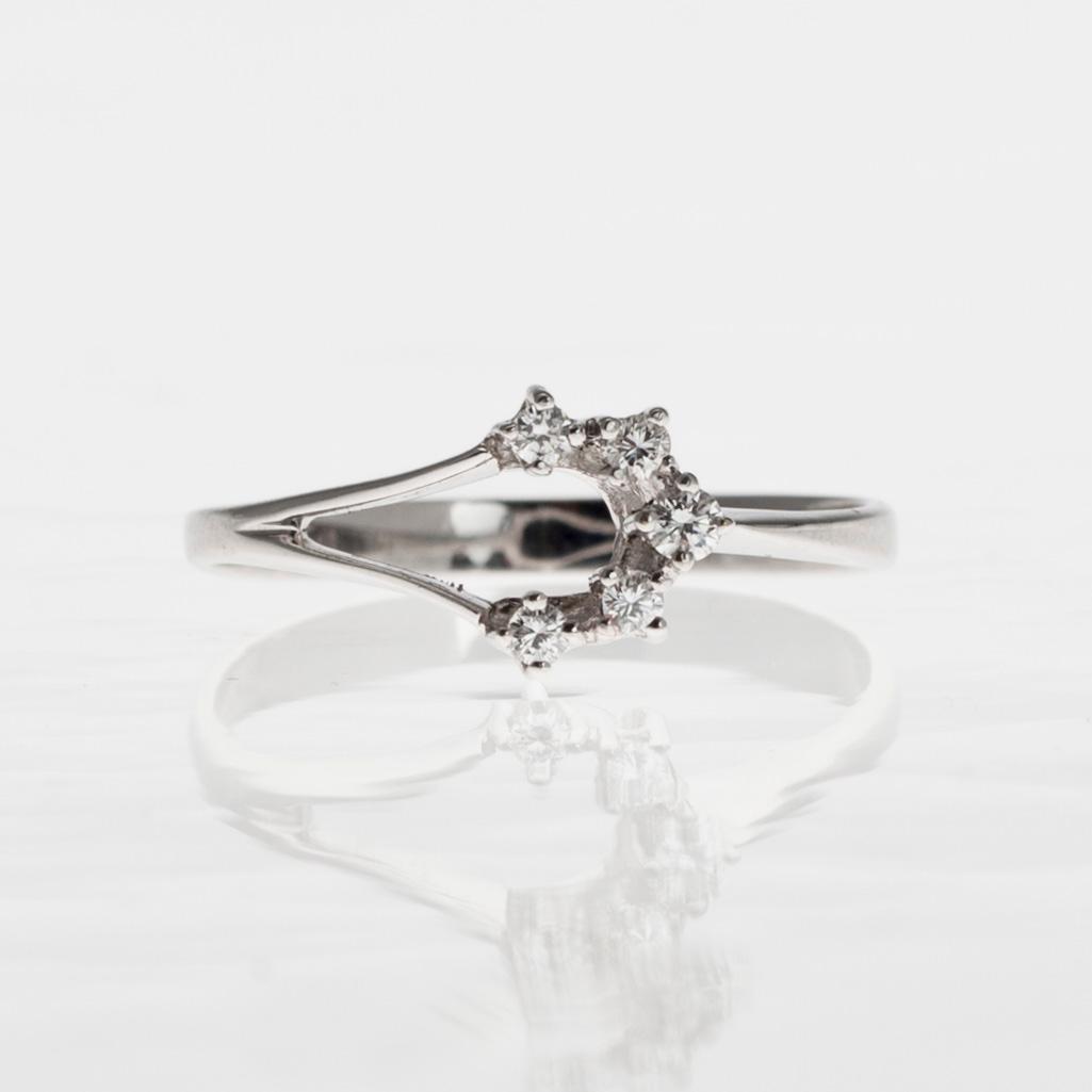 RING, 18K vitguld, fem diamanter, otydliga finska stämplar. Vikt 1,9 g.