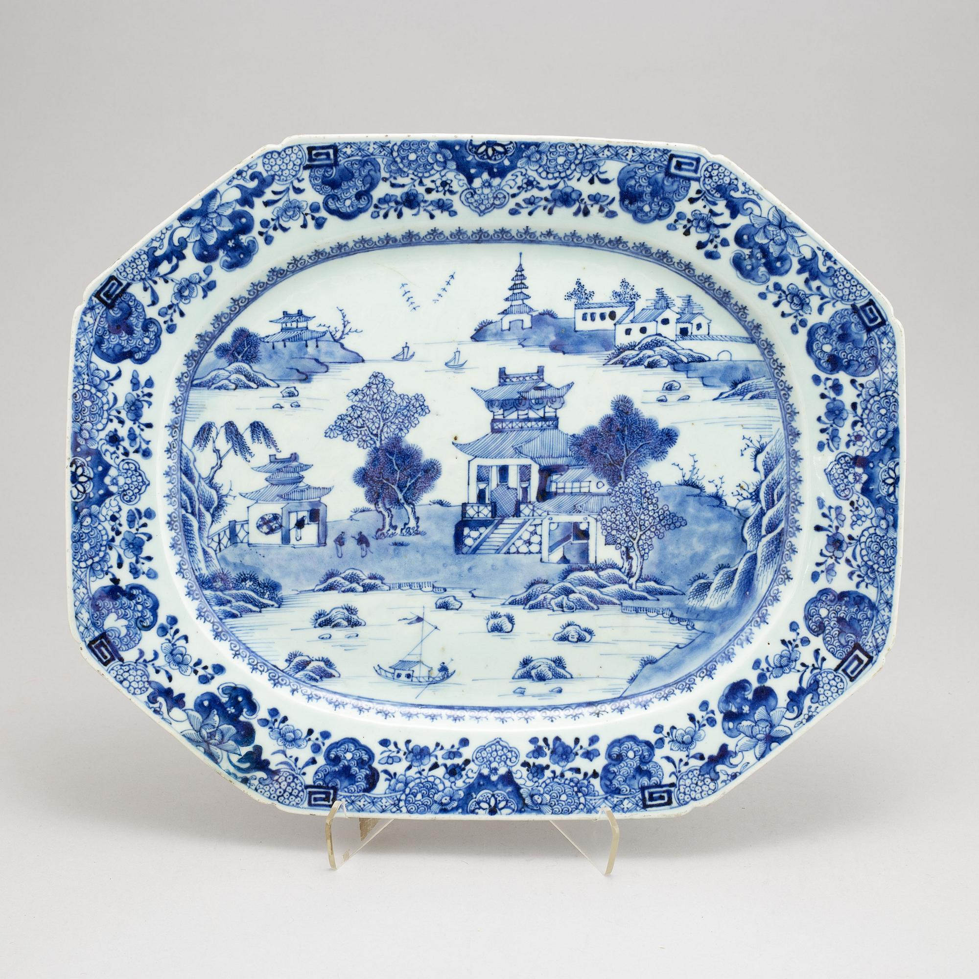 A blue and white serving dish, Qing dynasty, Qianlong (1736-95).