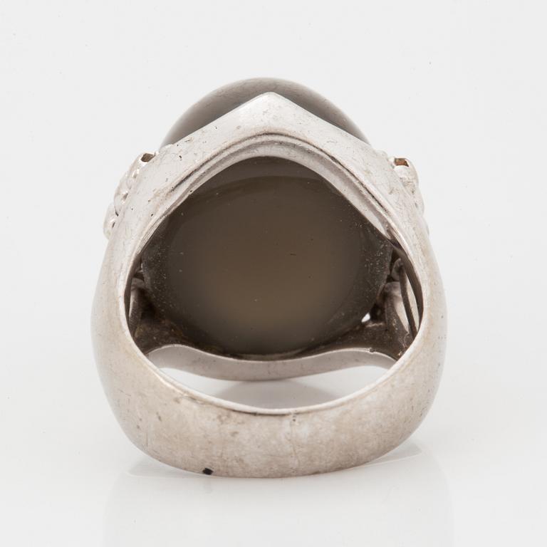 RING  med en stor grå cabochonslipad safir.