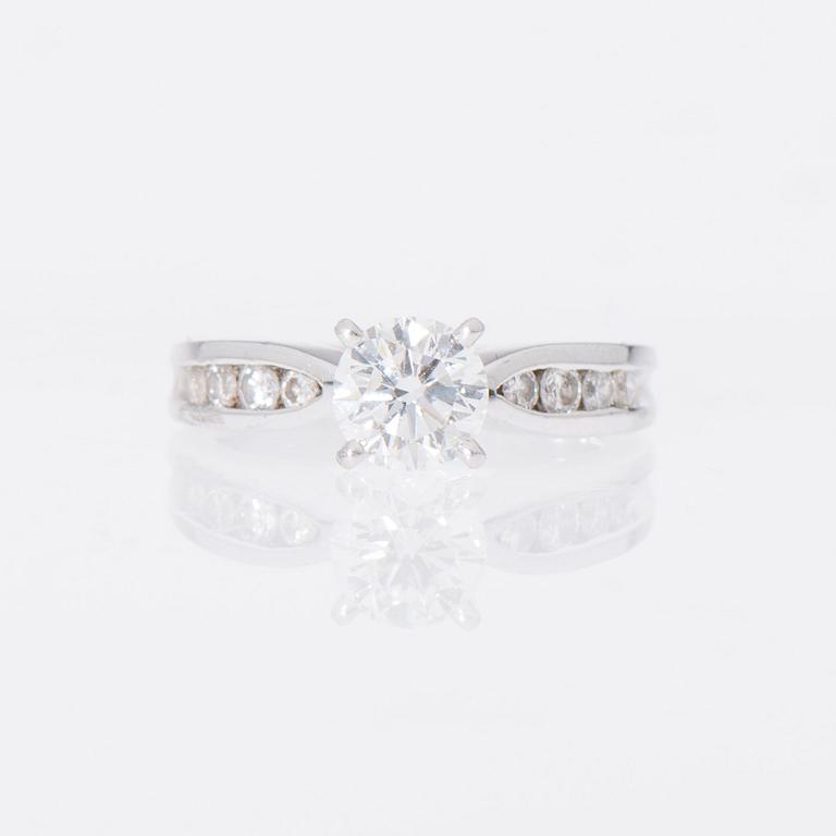 RING, briljantslipade diamanter, platina.