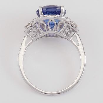 RING, 18K vitguld, diamanter tot ca 0.37 ct. och tanzanit ca 3.20 ct.