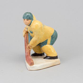 LISA LARSON,figurin stengods, "Ishockeyspelare", K-Studion Gustavsberg. Formgiven 1973.