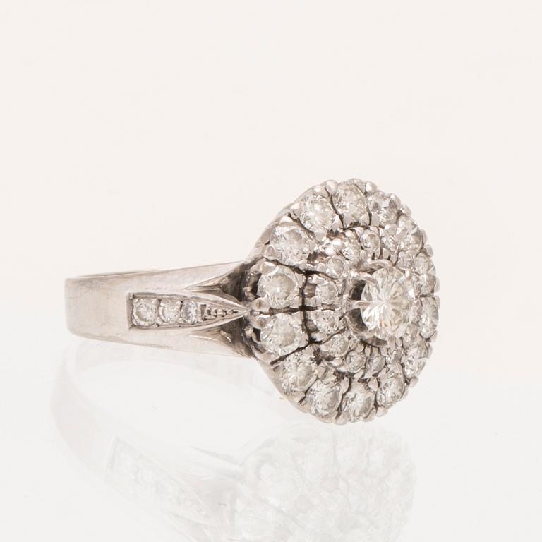 An 18K white gold ring/cocktail ring with round brilliant-cut diamonds, Petterssons Eftr Juvelerar Ab Joh Stockholm 1945.