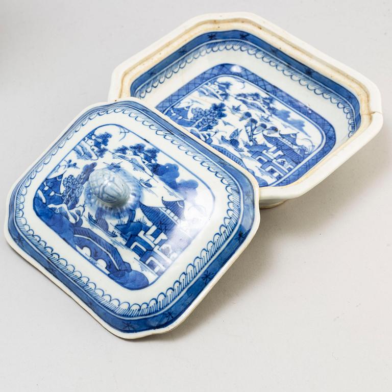 A part blue and white dinner service, Qing dynasty, Qianlong (1736-95), and two Jiaqing (27 pieces).