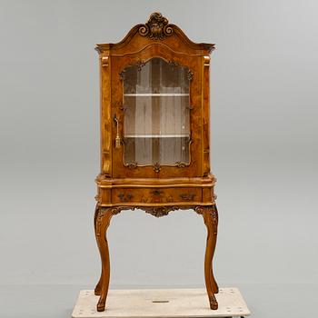 VITRINSKÅP, rokokostil, 1900-talets mitt.
