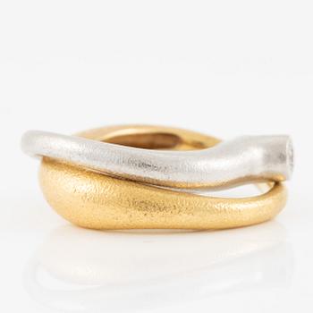 Ole Lynggaard ring "Fidelity" 18K guld och vitguld med en rund briljantslipad diamant ca 0.12 ct.