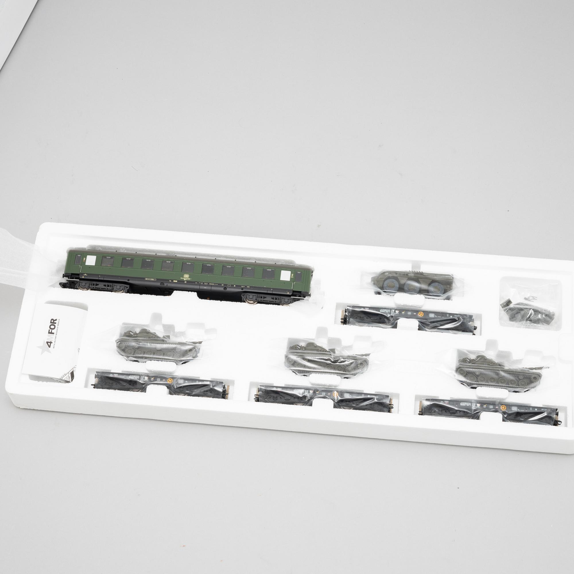 Märklin, engines and traincars, scale H0, in boxes.