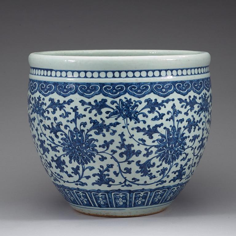 A blue and white fish basin, late Qing dynasty (1662-1912).