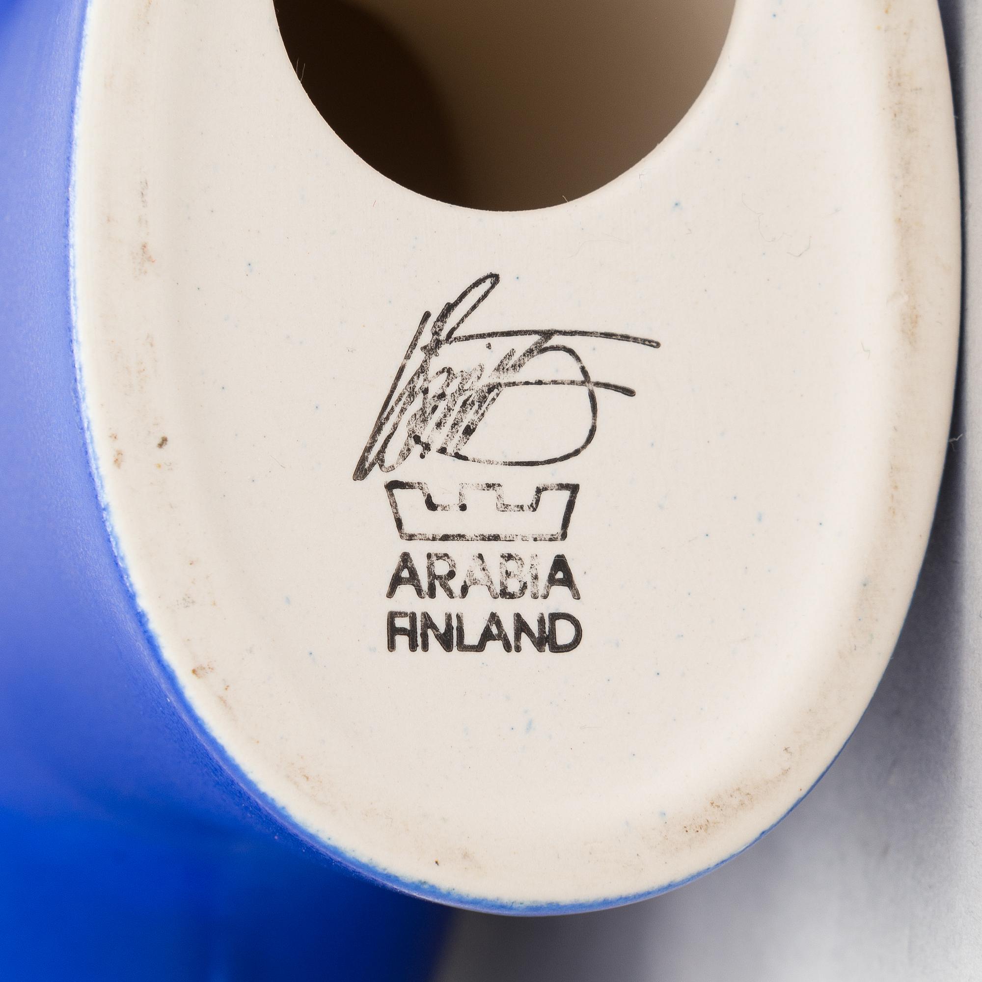 Howard Smith, fågel, keramik, ur "Parvi"-serien, Arabia, Finland 1900-talets slut.