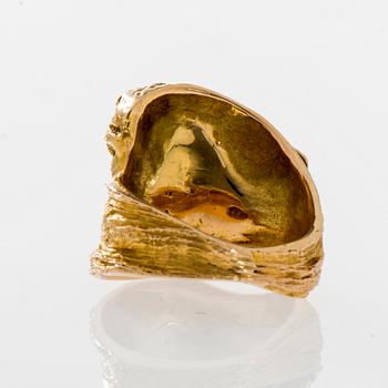 RING, 14K guld, pärla. Westerback, Helsingfors 1971, design Helky Juvonen. Vikt ca 6,7 g.