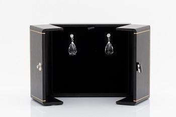Earrings 18k whitegold, 2 briolette-cut rock-crystals and 2 brilliant-cut diamonds 0,20 ct TW VVS.