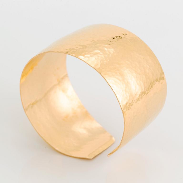 An 18K gold bangle.