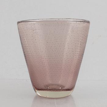 Gunnel Nyman, a glass vase, Nuutajärvi, Finland 1948.