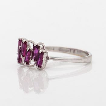 Ring, 18K vitguld med safirer.