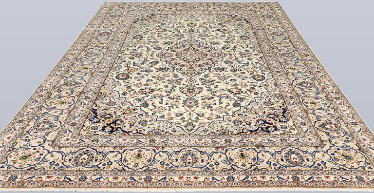 A Keshan carpet, approx. 347 x 245 cm.
