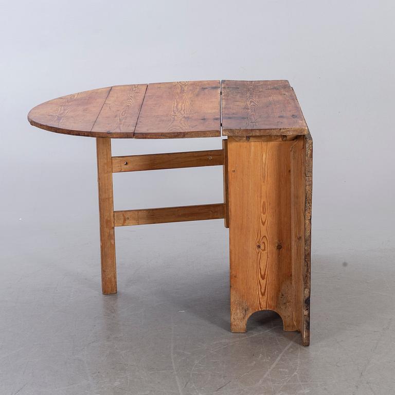 A PINE WOOD FOLDING TABLE 19TH CENTURY.