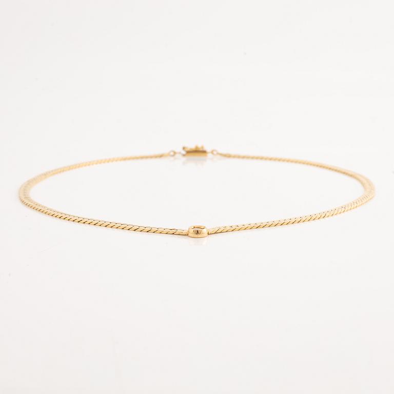 Necklace 18K gold with a round brilliant-cut diamond.