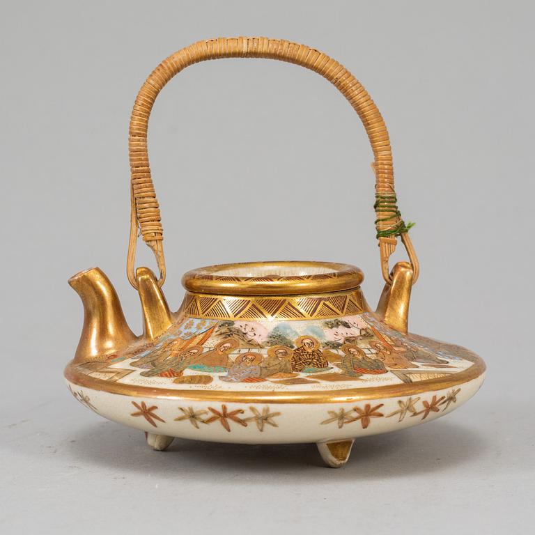 A Japanse satsuma tea pot with cover, early 20th Century, signed.