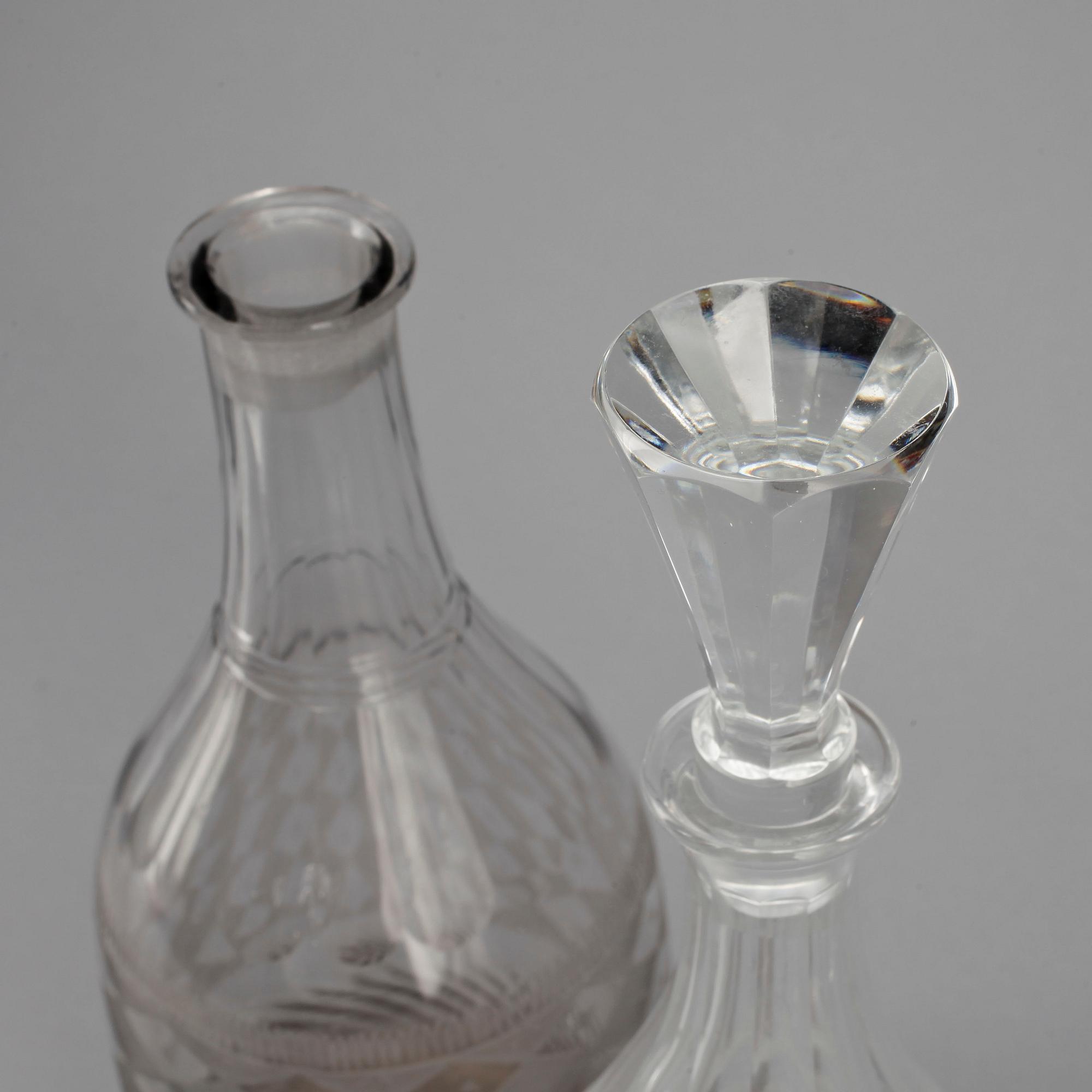 KARAFFER, 2 st. Glas. Sengustaviansk samt "Kent". omkring 1800 respektive 1900-tal.