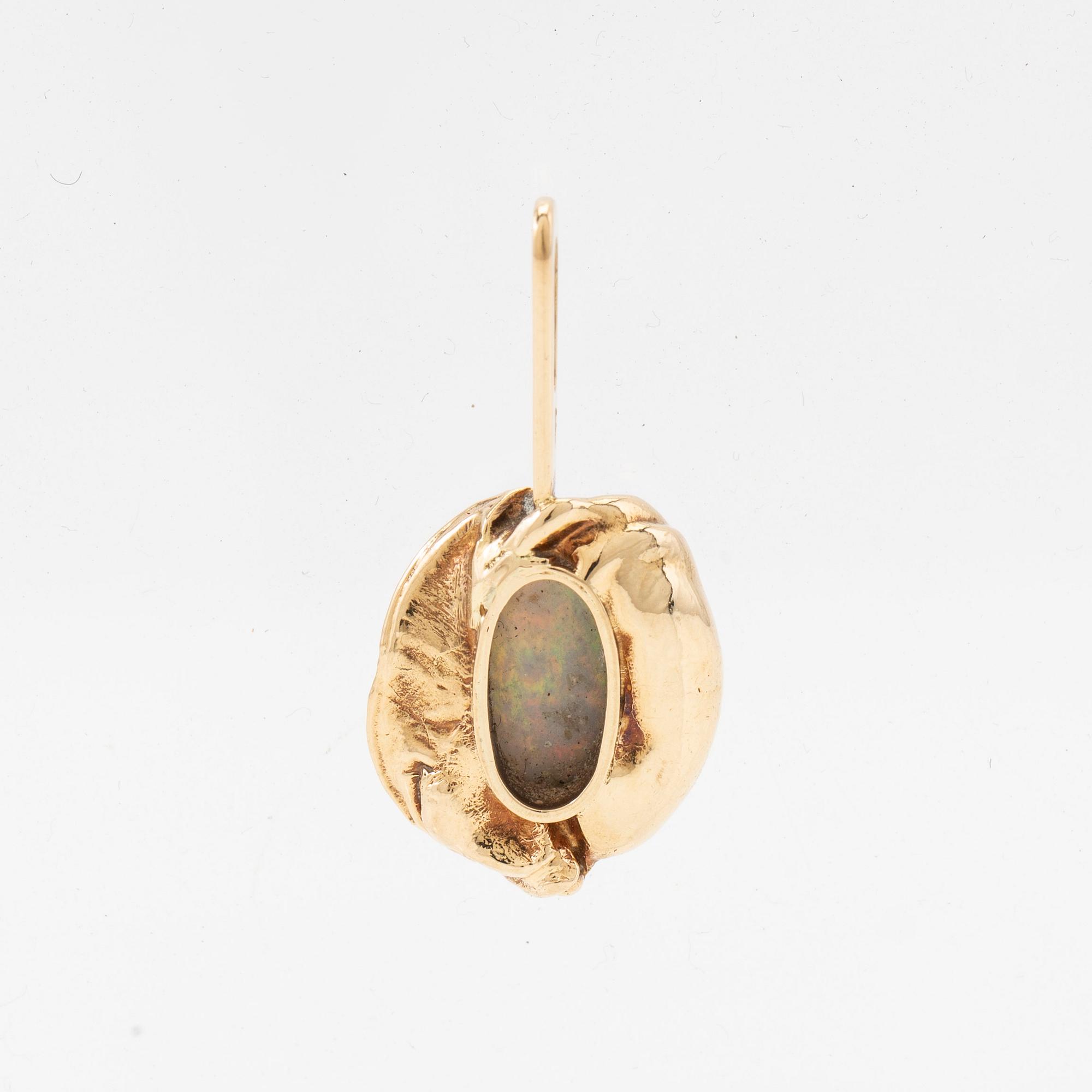 Pendant, 14K gold with opal.