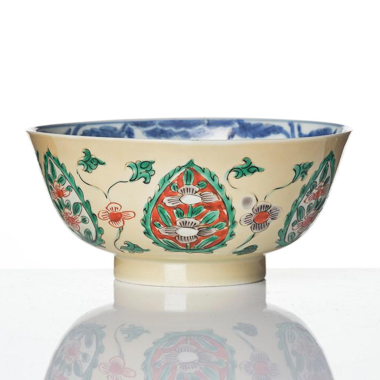 Skål samt fat, porslin. Qingdynastin, Kangxi (1662-1722).