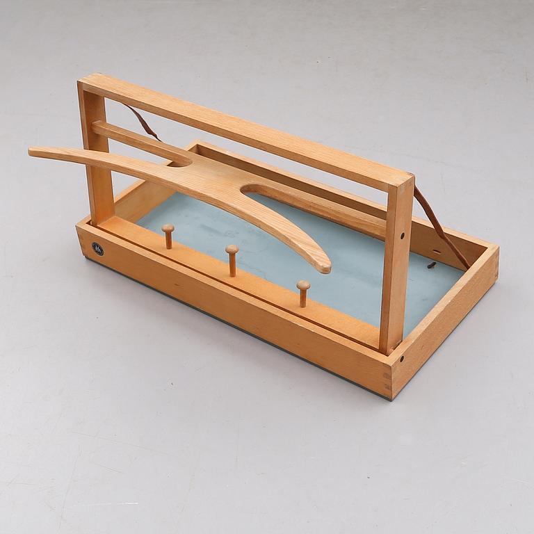 KLÄDHÄNGARE, Adam Hoff & Poul Östergaard, Virum Möbelsnedkeri, Danmark.