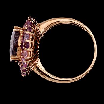 RING, 18K roséguld, turmaliner tot ca 6.10 ct, ametister tot ca 0.54 ct, rosa safirer tot ca 1.96 ct.