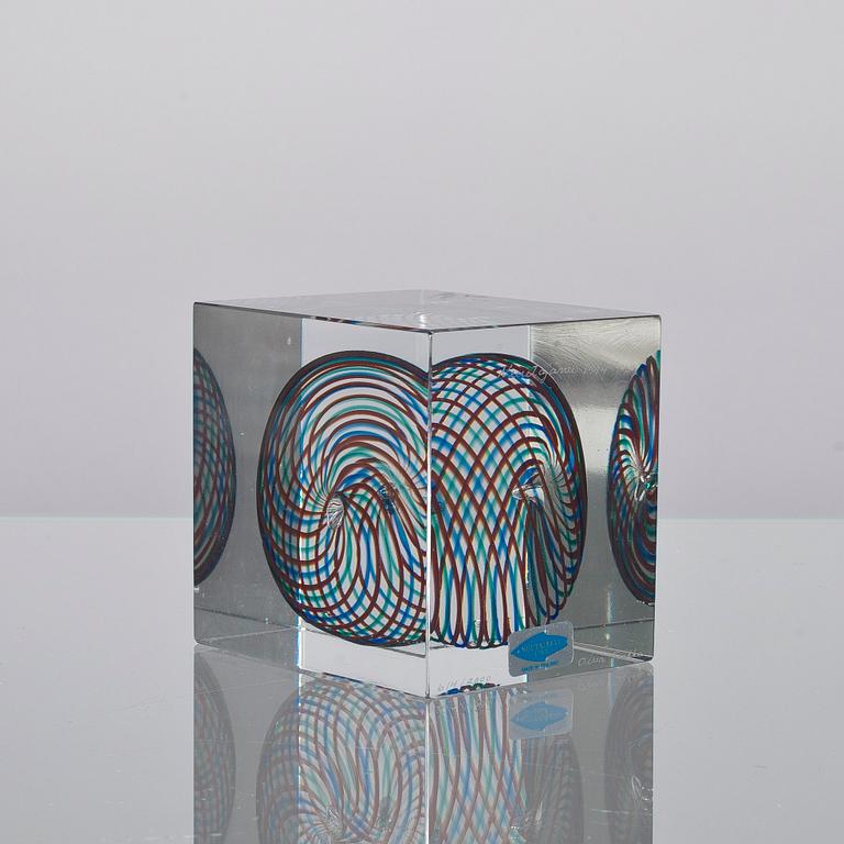 ÅRSKUB, glas, signerad Oiva Toikka, Notsjö 1994, numrerad 614/2000.