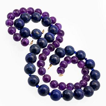 2 collier lapis lazuli ca ca 16mm och ametist ca 12 mm, glaskulor, längder ca 43 och 47 cm, lås i metall.