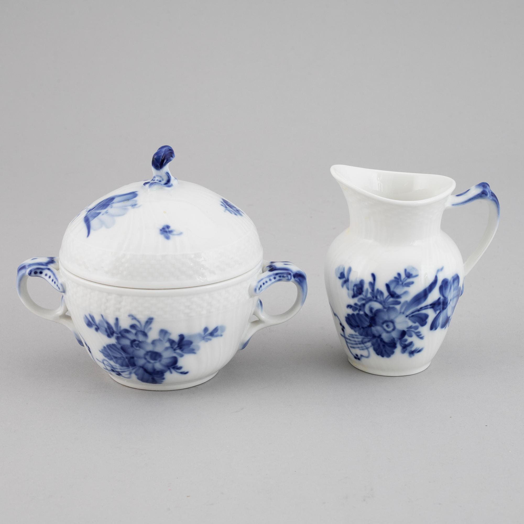A 35-piece Royal Copenhagen "Blå blomst" porcelain coffee service, Denmark, 20th Century.
