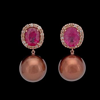 1063. A pair of cultured brown South sea pearl, rubelite and brilliant cut diamond earrings, tot. 1.20 cts.