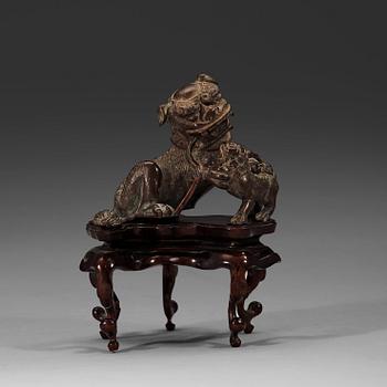 163. A bronze figure of a buddhist lion, Qing dynasty (1644-1912).