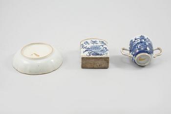 TEDOSA samt KOPP MED FAT, porslin, Kina, 1700-tal.