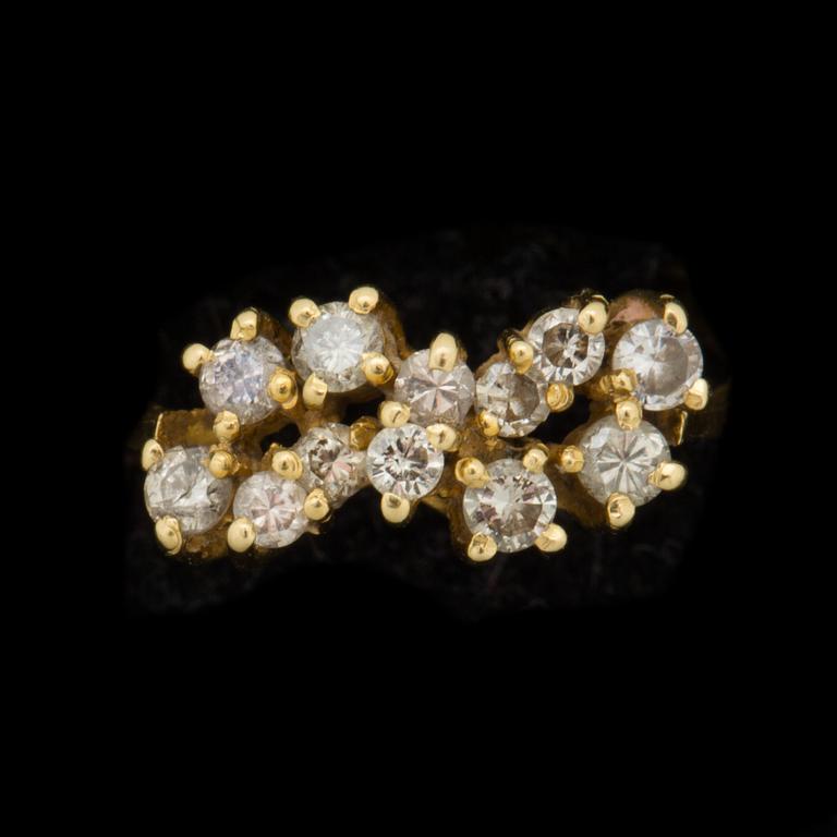 RING, 18 k guld med briljantslipade diamanter ca 0,36 ct. Vikt ca 2,5 g.