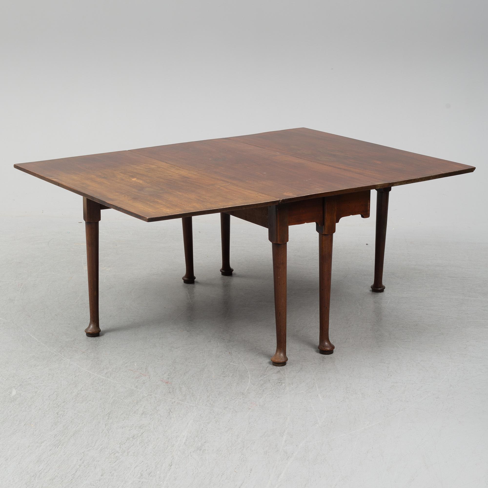 A two-piece mahogany gate leg table, 19th Century.