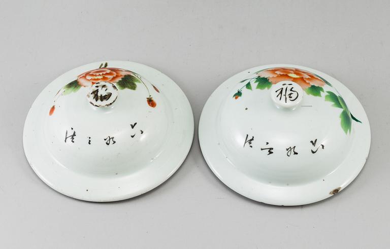 A pair of Chinese famille rose vases with covers, 20th century.